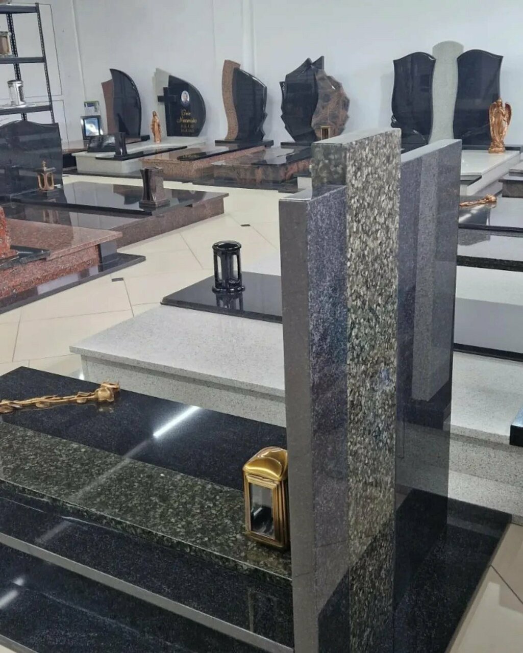 Памятник с художественной резьбой